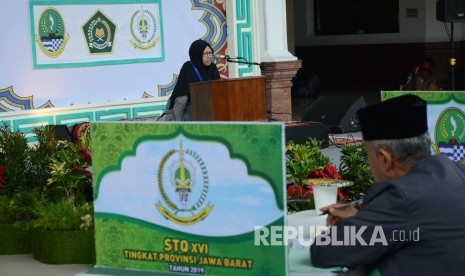 Peserta tampil dihadapan juri pada Seleksi Tilawatil Quran (STQ) XVl tingkat Provinsi Jawa Barat, di Masjid Al-Mutaqin, komplek Gedung Sate, Kota Bandung, Senin (29/4).