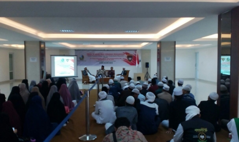 Peserta tengah mendengarkan paparan materi dalam seminar di Ponpes Al-Idrisiyah Kecamatan Cisayong Kabupaten Tasikmalaya Jawa Barat, Kamis (28/6). 