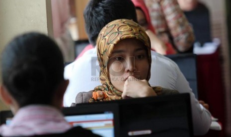  Peserta tes Calon pegawai Negeri Sipil (CPNS) melakukan simulasi tes secara online di kawasan Senayan, Jakarta, Rabu (20/8).(Republika/ Yasin Habibi)