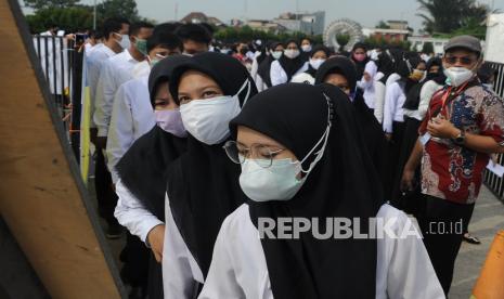 Peserta tes Seleksi Kompetensi Dasar (SKD) Calon Pegawai Negeri Sipil (CPNS) mengantre untuk dapat masuk ke lokasi ujian di The Sultan Convention Center, Sumsel, Ahad (5/9/2021). SKD CPNS dan Pegawai Pemerintah dengan Perjanjian Kerja (PPPK) guru dan non guru untuk penempatan instansi pemerintah daerah di Sumatera Selatan ini diikuti oleh 87.407 orang dan digelar mulai 4 September - 18 Oktober 2021 dengan menerapkan protokol kesehatan. 