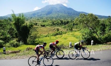 Peserta Tour De Flores 2016 (TDF) melintas di wilayah kecamatan Ruteng, di Etape ke V dengan rute Ruteng ke Labuan Bajo Flores, Senin (23/5)