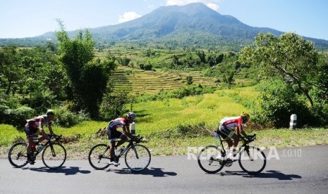 Peserta Tour De Flores 2016 (TDF) melintas di wilayah kecamatan Ruteng, di Etape ke V dengan rute Ruteng ke Labuan Bajo Flores, Senin (23/5)