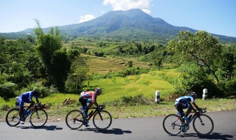 Peserta Tour De Flores 2016 (TDF) melintas di wilayah kecamatan Ruteng, di Etape ke V dengan rute Ruteng ke Labuan Bajo, Flores.