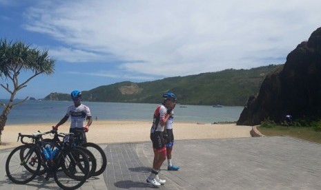 Peserta Tour de Lombok Mandalika 2018 memulai etape pertama dari Pantai Kuta, Mandalika, Lombok Tengah, menuju Kantor Gubernur NTB di Kota Mataram pada Jumat (13/4).  18 tim dari 24 negara yang ikut berlomba akan menempuh jarak sekitar 84,4 Km pada etape pertama ini.