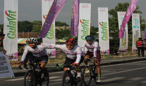 Peserta Tour of Kemala mencapai garis finish pada Ahad (8/10/2023). 