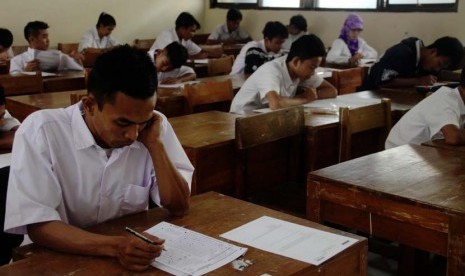 Peserta Ujian kejar paket B mengikuti Ujian Nasional Paket B di SMAN 22 Jakarta Timur, Selasa (6/5). 