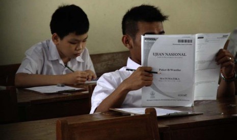 Peserta Ujian kejar paket B mengikuti Ujian Nasional Paket B di SMAN 22 Jakarta Timur, Selasa (6/5). 