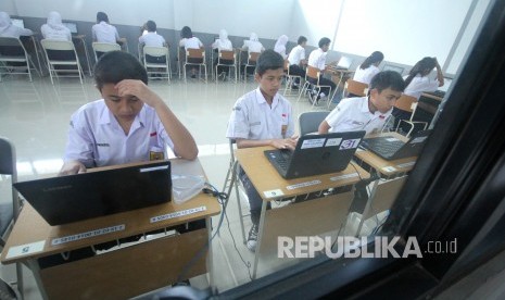 Peserta ujian mengerjakan soal saat Ujian Nasional Berbasis Komputer (UNBK) tingkat SMP.