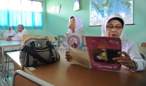 Peserta Ujian Nasional kesetaraan paket B SMP di SMU 80 Sunter, Jakarta Utara, Senin (4/5).  (Republika/Tahta Aidilla)