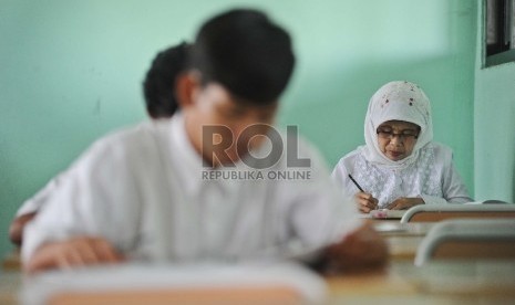 Peserta Ujian Nasional kesetaraan paket B SMP di SMU 80 Sunter, Jakarta Utara, Senin (4/5).  (Republika/Tahta Aidilla)