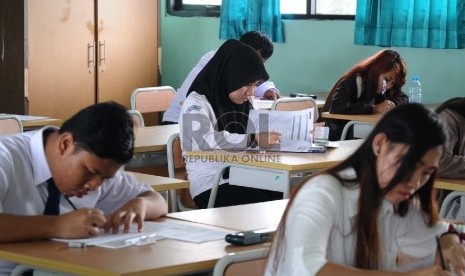 Peserta Ujian Nasional kesetaraan paket B SMP di SMU 80 Sunter, Jakarta Utara, Senin (4/5).  (Republika/Tahta Aidilla)