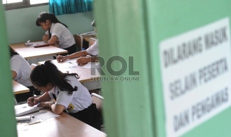 Peserta Ujian Nasional kesetaraan paket B SMP di SMU 80 Sunter, Jakarta Utara, Senin (4/5).  (Republika/Tahta Aidilla)