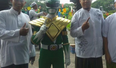 Peserta unjuk rasa berkostum Power Rangers