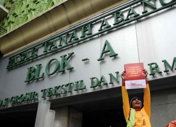 Peserta unjuk rasa di Pasar Tanah Abang Blok A, Jakarta. (Republika/Wihdan Hidayat)