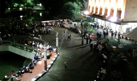 Peserta unjuk rasa mulai berdatangan ke Masjid Istiqlal