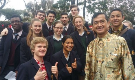 Peserta upacara pengibaran bendera dari Penleigh and Essendon Grammar School.