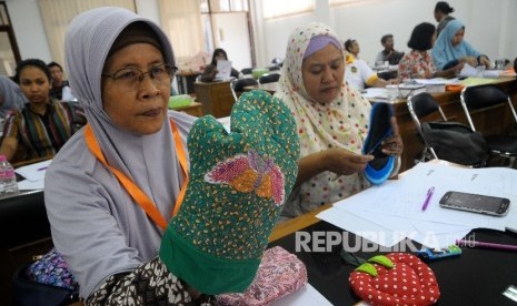  Peserta Usaha Kecil Menengah (UKM) mengikuti pelatihan usaha di Yogyakarta, Kamis (20/4).