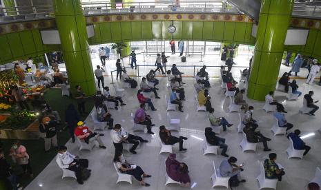 Penumpang menjalani proses observasi seusai divaksin di Stasiun Gambir, Jakarta Pusat, Jumat (19/3/2021). 