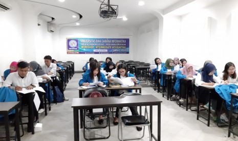 Peserta workshop mengerjakan studi kasus yang diberikan oleh panitia.