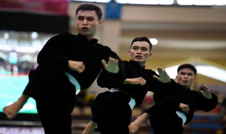 Pesilat beregu putra Banten memperagakan jurus saat bertanding pada penyisihan Silat Seregu Putra PON Papua di Gor Toware, Kabupaten Jayapura, Papua, Jumat (8/10/2021).