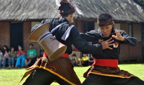 Pesilat Cimande unjuk kebolehan memperagakan jurus 'berebut seeng'