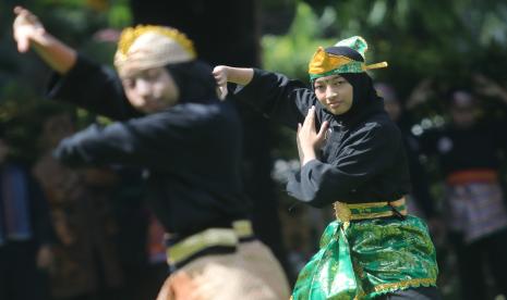 Pesilat dari Pagar Nusa memperagakan jurus saat pertunjukan pada peringatan Hari Santri Nasional. Pimpinan Pusat Pagar Nusa NU menerjunkan 5000 pasukan pendekar untuk mengamankan Puncak Resepsi Satu Abad NU yang akan digelar di Stadion Gelora Delta Sidoarjo pada Selasa (7/2/2023). Ribuan pendekar ini dikerahkan dalam rangka khidmah Satu Abad NU.