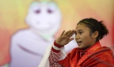 Pesilat Indonesia, Amelia Roring, menyanyikan lagu Indonesia Raya saat menerima medali emas kelas E 65-70 kg SEA Games XXVI di Padepokan Pencak Silat, Taman Mini Indonesia Indah (TMII), Jakarta Timur, Kamis (17/11).