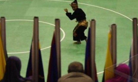 Pesilat Indonesia, Eko Wahyudi, saat tampil pada final nomor seni beladiri tunggal purta pencak silat Sea Games XXVI di Padepokan Pencak Silat, TMII, Jakarta Timur, Selasa (15/11).