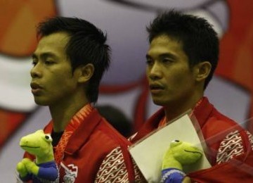 Pesilat Indonesia Hamdani (kanan) dan M. Yusuf Effendi (kiri) meraih medali emas nomor seni beladiri dobel putra pencak silat Sea Games XXVI di Padepokan Pencak Silat, Taman Mini Indonesia Indah (TMII), Jakarta Timur, Rabu (16/11). 