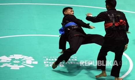 Pesilat Indonesia Iqbal Chandra Pratama (kanan).