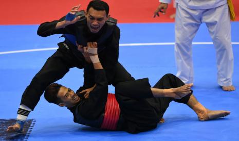 Pesilat Indonesia Muhamad Yachser Arafa (kanan) tampil di Kejuaraan Dunia Silat 2022 di Melaka, Malaysia.