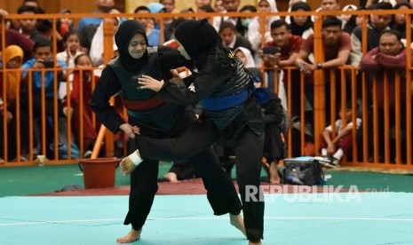 Mahasiswi Amikom ukir prestasi di Kejurnas Pencak Silat. Foto pesilat putri bertanding, (ilustrasi).