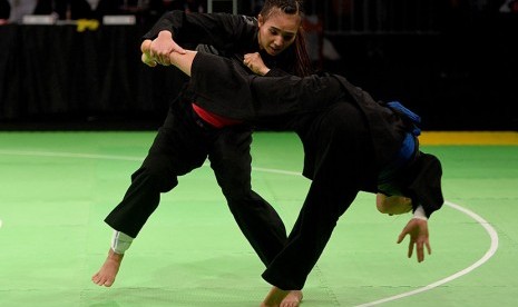 Pesilat putri Indonesia Wewey Wita (kiri).