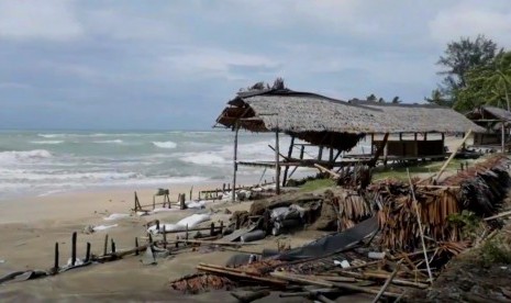 Pesisir pantai Anyer, Banten pascabencana tsunami (ilustrasi).