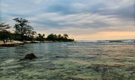 Pesona Pantai Bayah