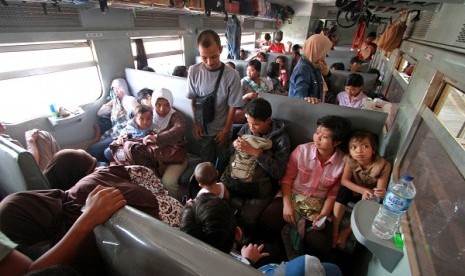 Pessangers occupy seats an economy couch of a train in Lempuyangan station in Yogyakarta. (illustration) 