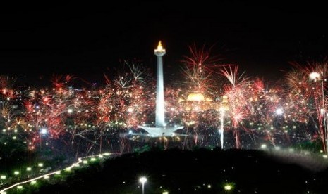 Pesta kembang api di kawasan Monas, Jakarta, menyambut tahun baru