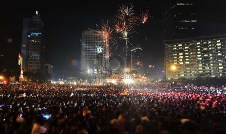  Pesta kembang api Jakarta Night Festival di Bundaran HI, Jakarta, Rabu (1/1) dini hari.  (Republika/Tahta Aidilla)