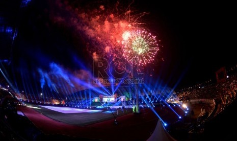  Pesta kembang api memeriahkan acara penutupan Islamic Solidarity Games (ISG) III di Stadion Gelora Sriwijaya, Jakabaring, Palembang, Sumsel, pada 2013. ISG 2017 akan digelar di Baku, Azerbaijan.