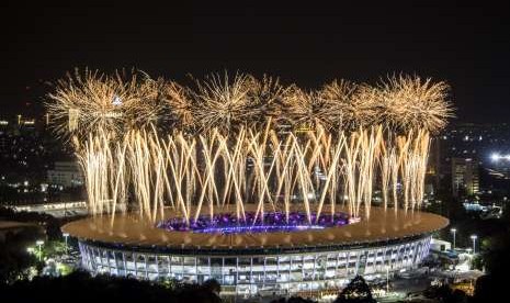 Pesta kembang api menyemarakkan Upacara Pembukaan Asian Games ke-18 Tahun 2018 di Stadion Utama GBK, Senayan, Jakarta, Sabtu (18/8).