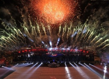 Pesta kembang api mewarnai pembukaan SEA Games XXVI di Stadion Jakabaring, Palembang, Sumatera Selatan, Jumat (11/11). 