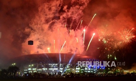 Pesta kembang api mewarnai penutupan PON XIX di Stadion Bandung Lautan Api (GBLA), Kota Bandung, Kamis (29/9). 