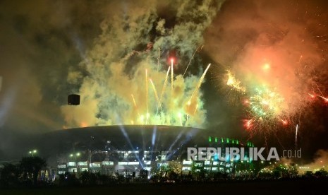 Pesta kembang api pada penutupan PON XIX 2016 di Stadion Gelora Bandung Lautan Api (GBLA), Kota Bandung, Kamis (29/9).