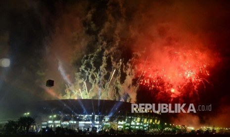   Pesta kembang api pada penutupan PON XIX 2016 di Stadion Gelora Bandung Lautan Api (GBLA), Kota Bandung, Kamis (29/9). 