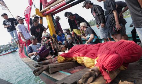 Pesta laut Carita yang diadakan oleh nelayan di Pantai Carita, Pandeglang, Banten.