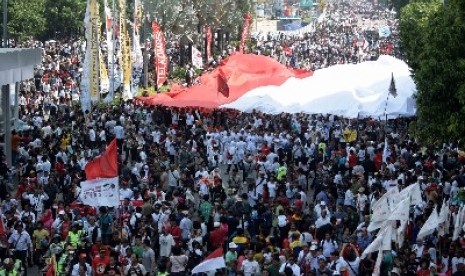 People gather in Central of Jakarta to celebrate the inauguration of Presiden Joko Widodo and VP Jusuf Kalla on Monday, Oct 20, 2014.