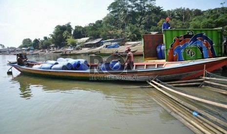 Petambak keramba apung memanen ikan mas yang dibudidayakan dengan tambak keramba apung di Waduk Jatiluhur, Purwakarta, Jawa Barat,Jumat (8/8).  (Republika/Prayogi)