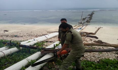 Petambak udang di Pesisir Barat melaporkan kasus perusakan fasilitas tambak oleh Satpol PP Pemkab Pesisir Barat, Rabu (1/4). 