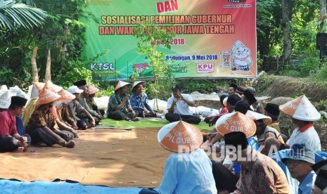 Petani anggota kelompok tani Sumber Lumayan, Kecamatan Bandungan, Kabupaten Semarang mengikuti Sosialisasi Pilgub yang dikemas dalam Temu Petani bersama KPU Kabupatrn Semarang. KPU Kabupaten Semarang menyebut, petani merupakan kelompok masyarakat yang masih rentan jadi sasaran politik  uang.