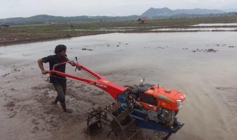 Petani asal Desa Gunungkarung, Kecamatan Maniis, Purwakarta, mulai membajak sawahnya dengan menggunakan traktor saat musim penghujan 2018 ini, Rabu (14/11). 